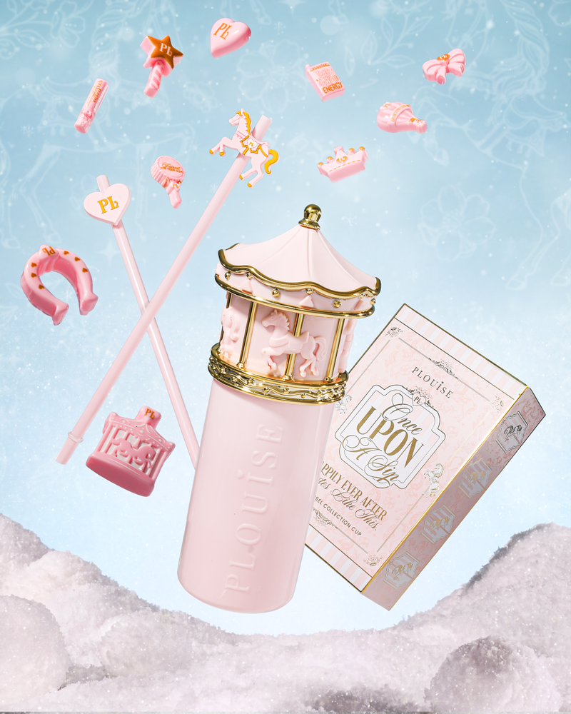 A pink carousel-themed drinking cup labeled 'PLOUISE' with a matching retail box, surrounded by floating pink carousel accessories on a light blue icy background.