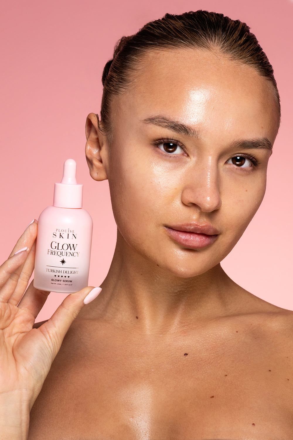 P.Louise Vitamin E & Probiotic Glow Serum on a model