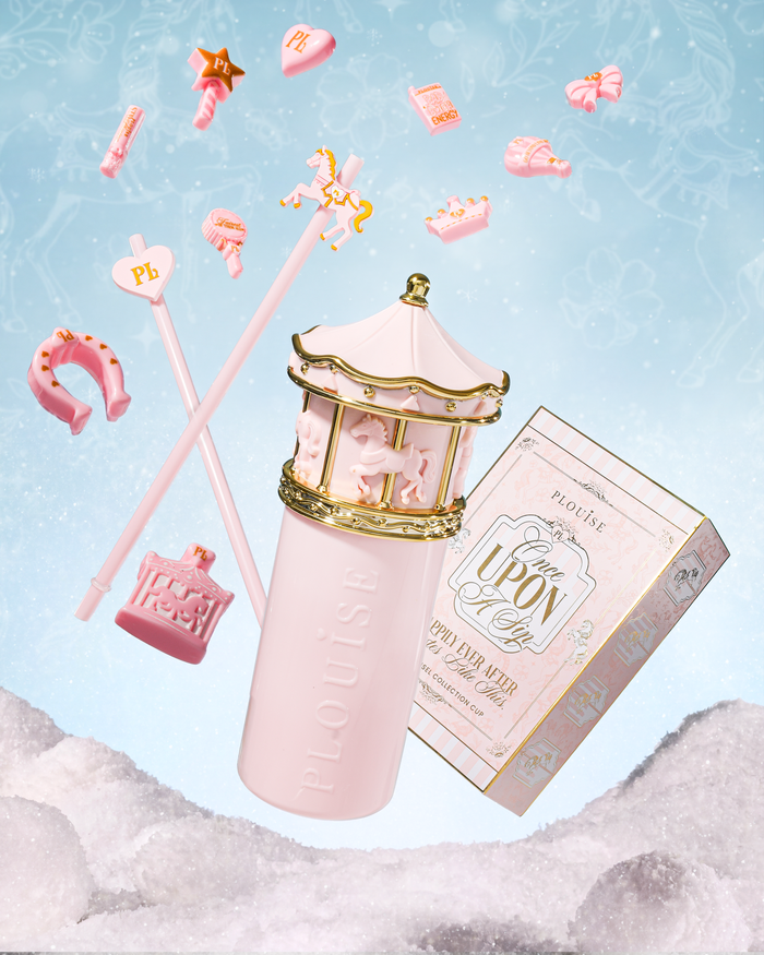 A pink carousel-themed drinking cup labeled 'PLOUISE' with a matching retail box, surrounded by floating pink carousel accessories on a light blue icy background.